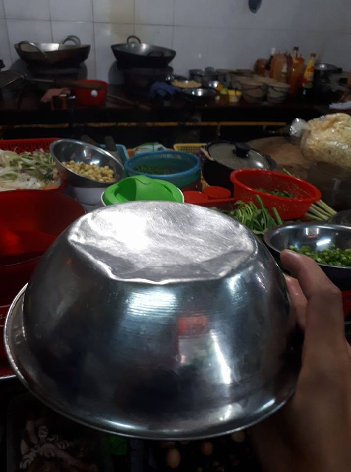 Cư dân mạng kiểm kê thiệt hại về xoong chảo sau đêm ăn mừng chiến thắng của U23 Việt Nam